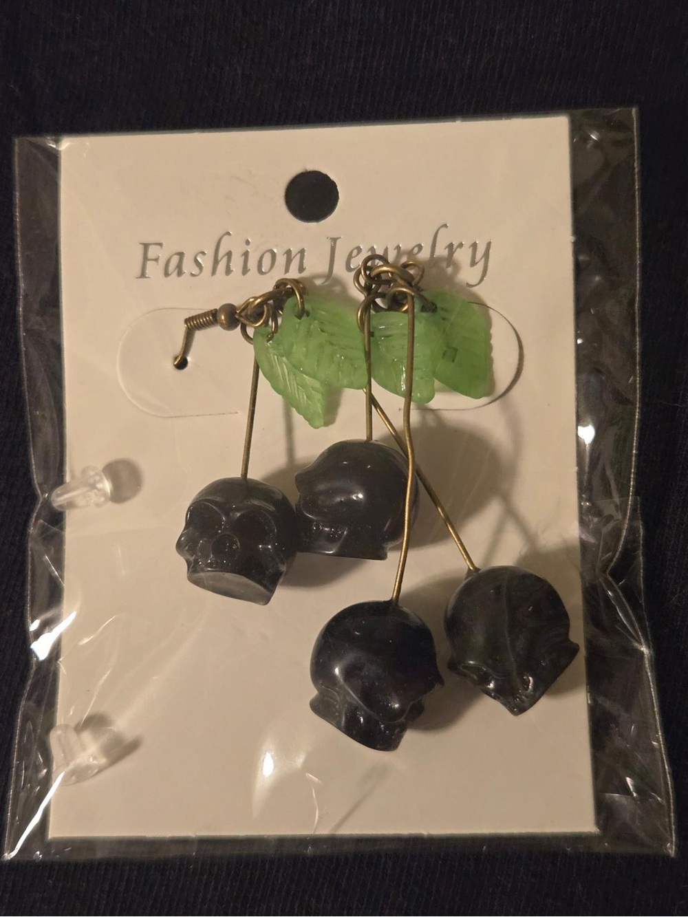 Fashion Jewelry Black Skull Drop Earrings with Green Leaf Accent